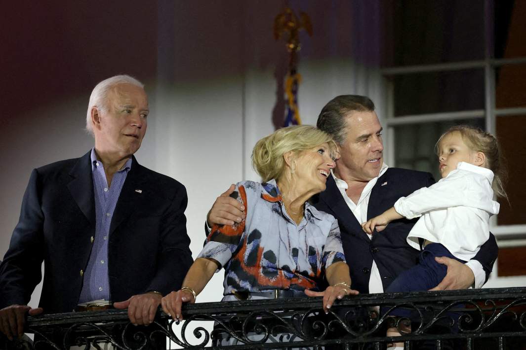 Президент США Джо Байден, первая леди Джилл Байден, Хантер Байден и Бо Байден-младший наблюдают за фейерверком во время празднования Дня независимости на Южной лужайке Белого дома в Вашингтоне. 4 июля 2023 года