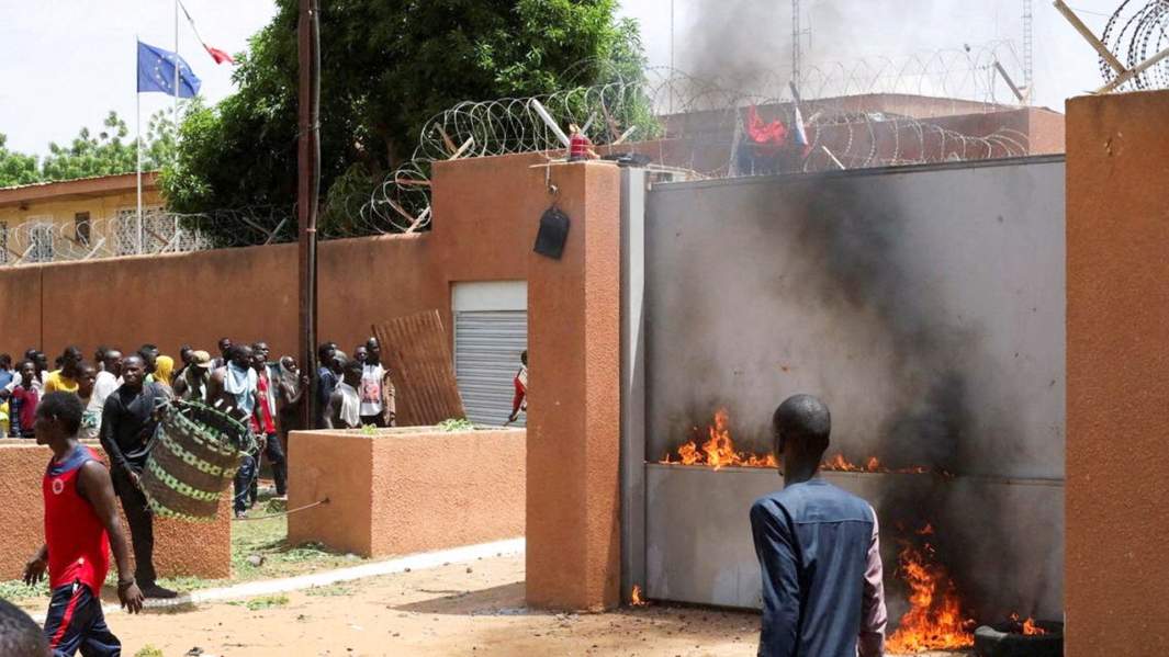 Nijer'in başkenti Niamey'de Fransız büyükelçiliği dışındaki göstericiler, Nijerya güvenlik güçleri onları dağıtmadan önce binayı ateşe vermeye çalışıyor.