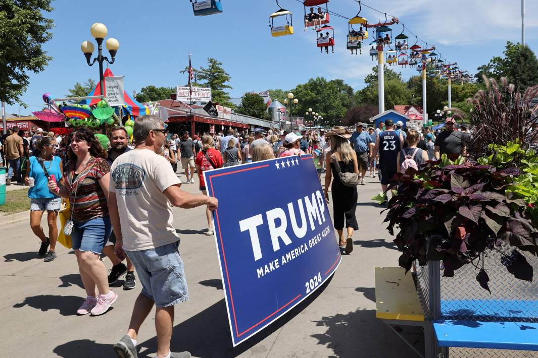 Сторонники кандидата в президенты от республиканцев Дональда Трампа на ярмарке штата Айова