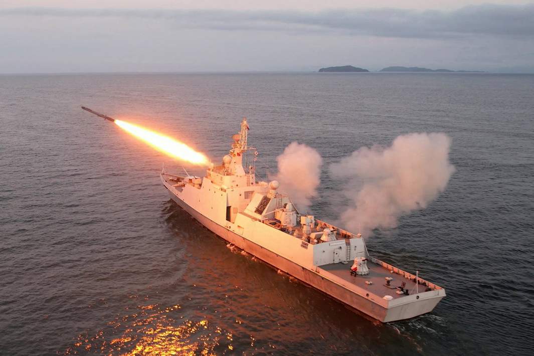 Испытание стратегической крылатой ракеты на борту военного корабля в Северной Корее