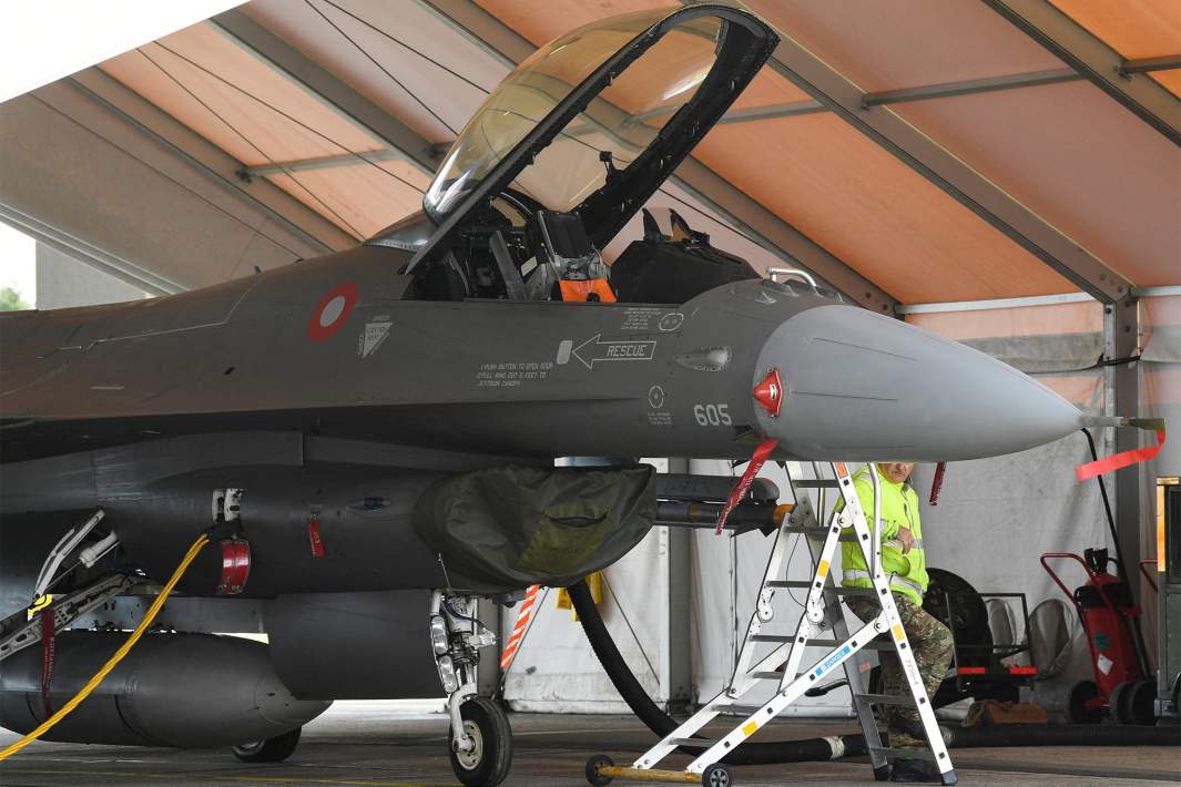 Самолет F-16 ВВС Дании
