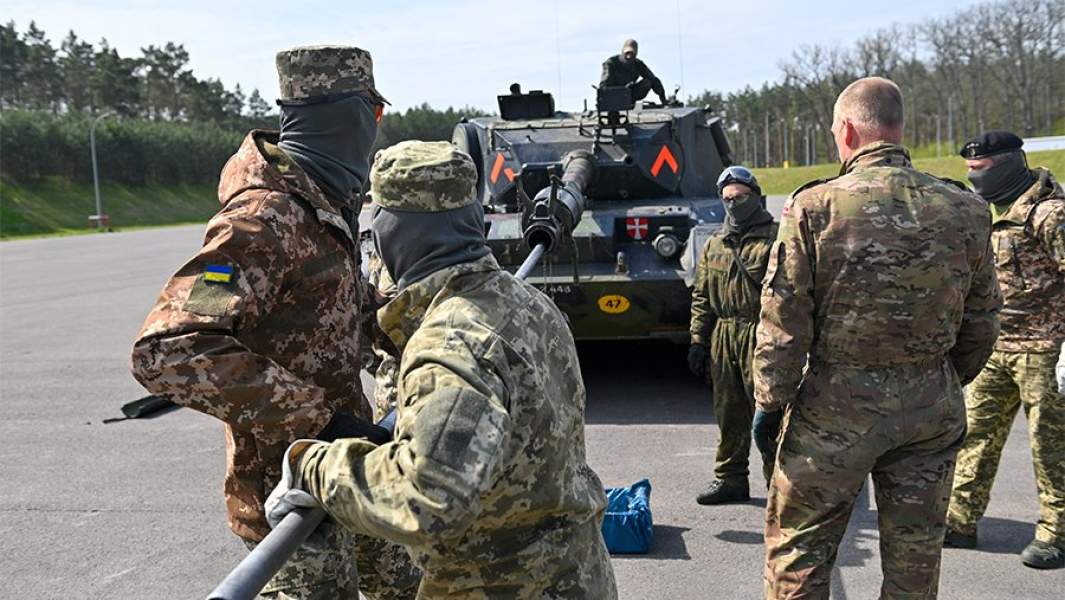 Военные ВСУ во время работы с танком Leopard