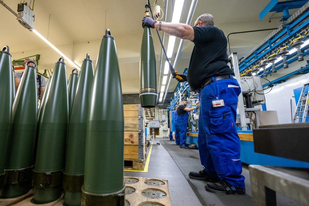 Производство 155-мм артиллерийских снарядов на заводе концерна Rheinmetall