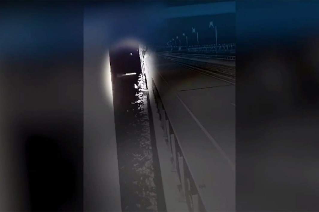 Кадр видео, опубликованного CNN, на котором украинский дрон атакует Крымский мост