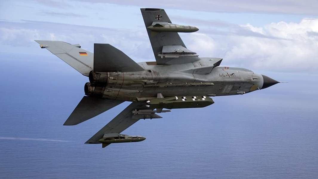 Авиационная крылатая ракета большой дальности Taurus под фюзеляжем истребителя-бомбардировщика Tornado