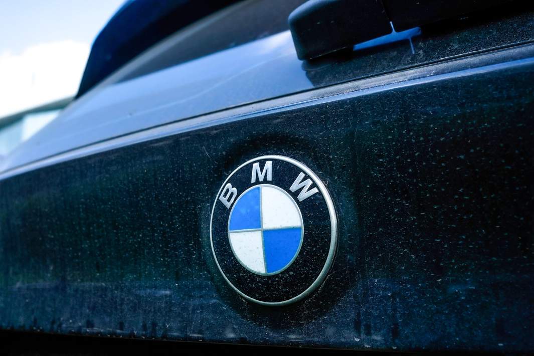 Черный значок BMW