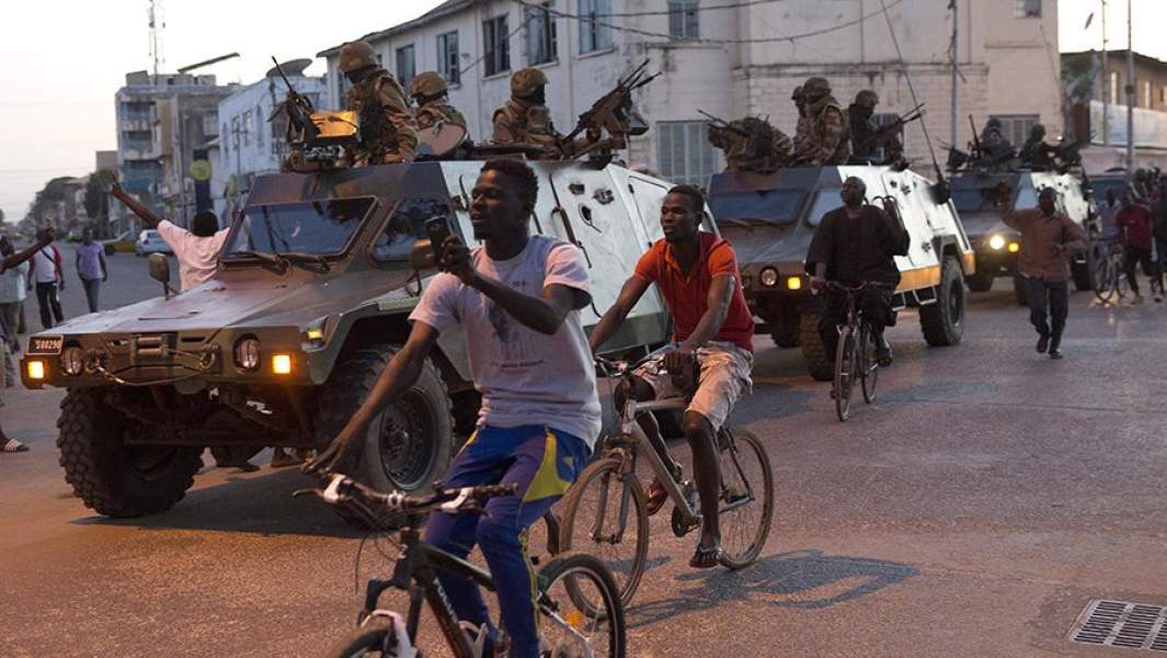 Сенегальские войска ЭКОВАС занимают позиции у здания правительства в столице Гамбии Банжуле. 22 января 2017 года