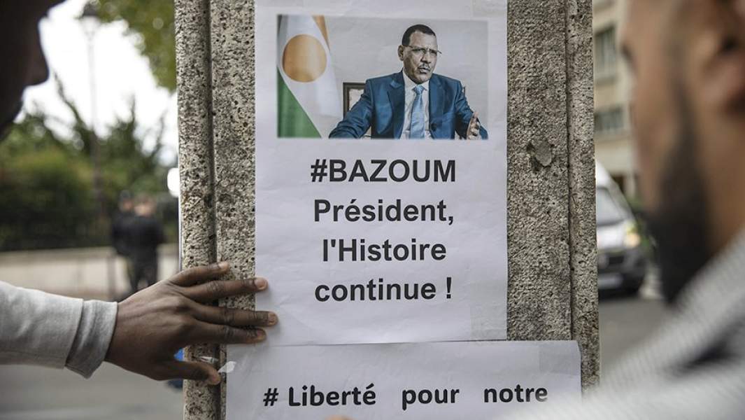Листовка в поддержку бывшего президента Нигера Мохамеда Базума на одной из улиц Парижа