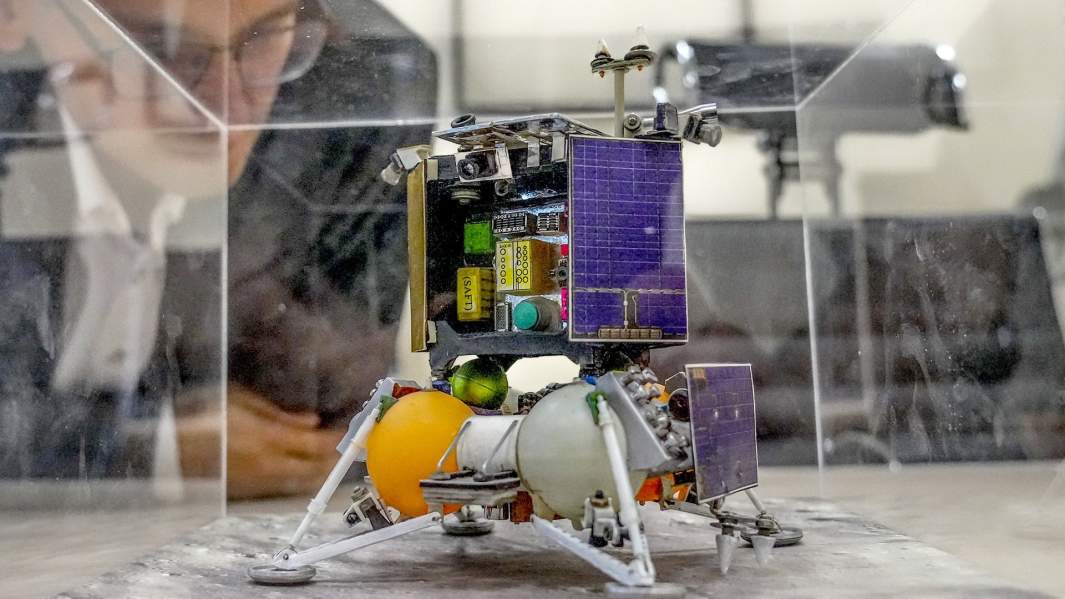 Макет планируемой автоматической межпланетной станции "Луна-25" в музее при институте космических исследований РАН