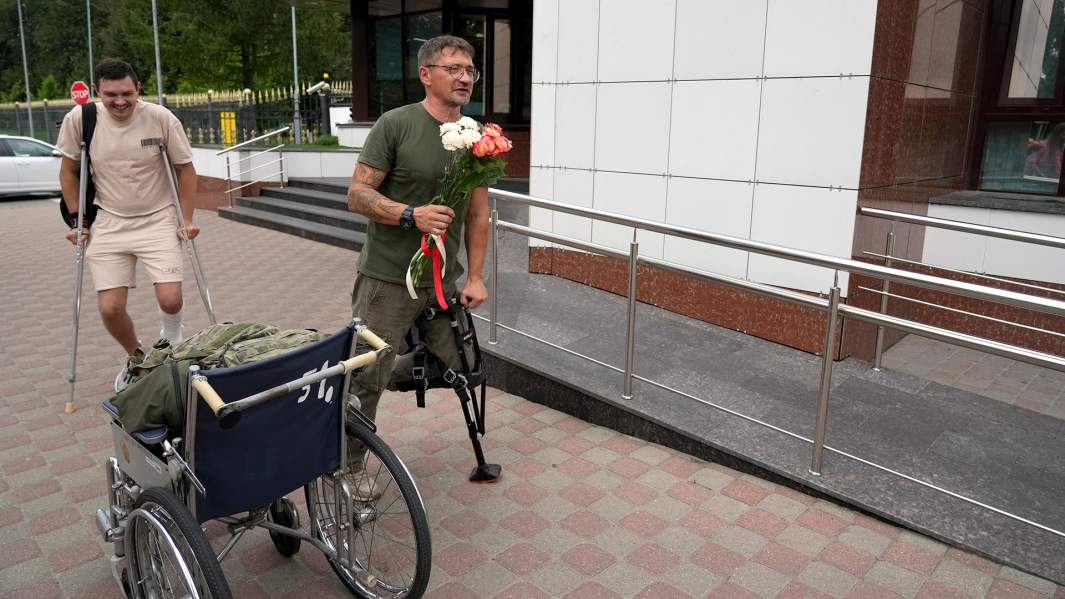 Корреспондент Известий Роман Польшаков и оператор Дмитрий Шиков выписались 