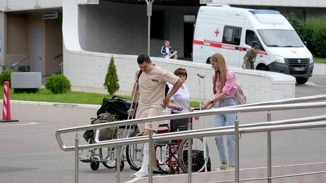 Корреспондент Известий Роман Польшаков и оператор Дмитрий Шиков выписались 