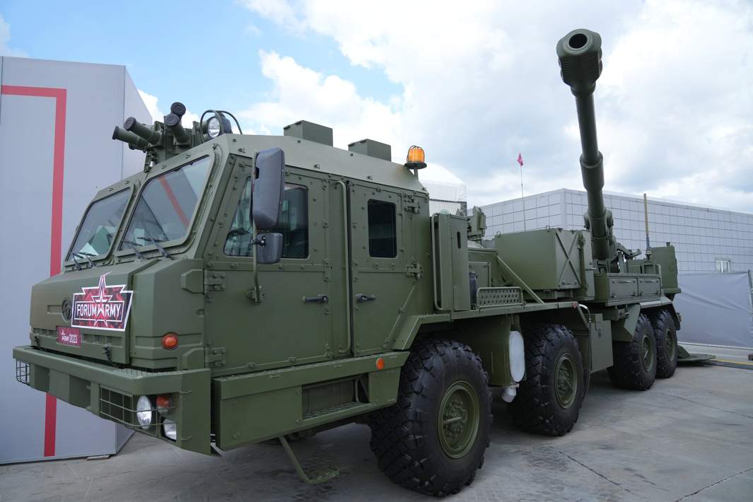 152-мм колесная гаубица «Мальва» на Международном военно-техническом форуме «Армия-2023» в Конгрессно-выставочном центре «Патриот»