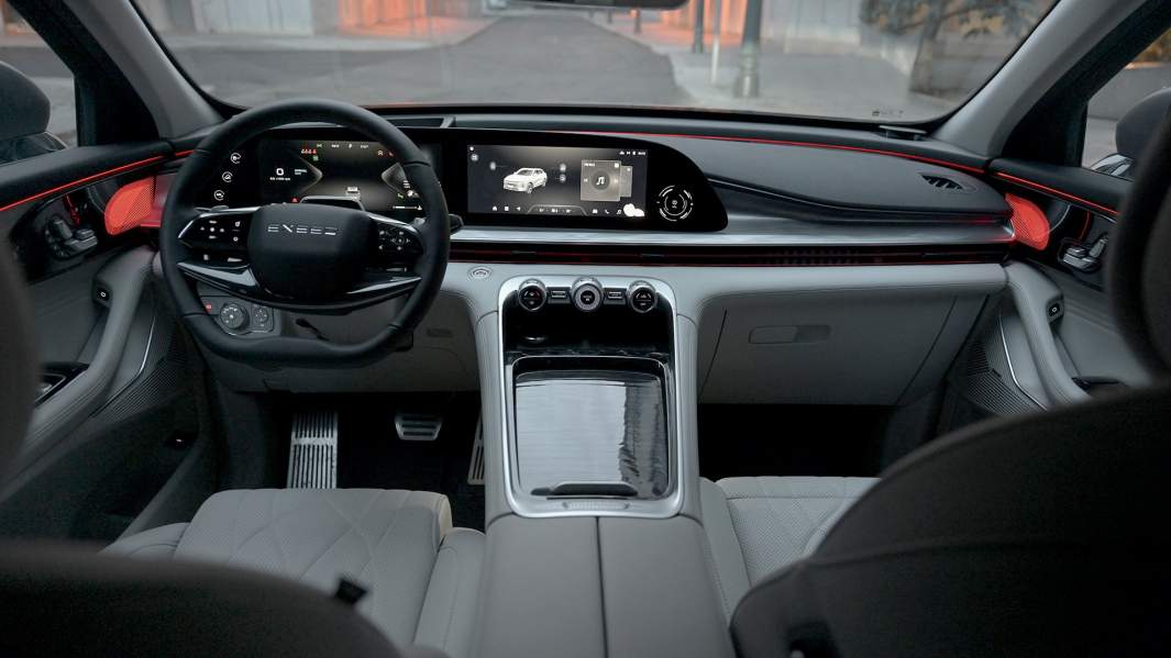 Интерьер может быть красным или черным