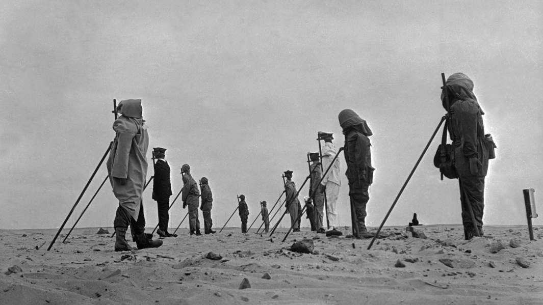 Группа манекенов, установленных на французском полигоне для испытаний ядерного оружия недалеко от Регане, Алжир, перед третьим испытанием французской атомной бомбы, 27 декабря 1960 года