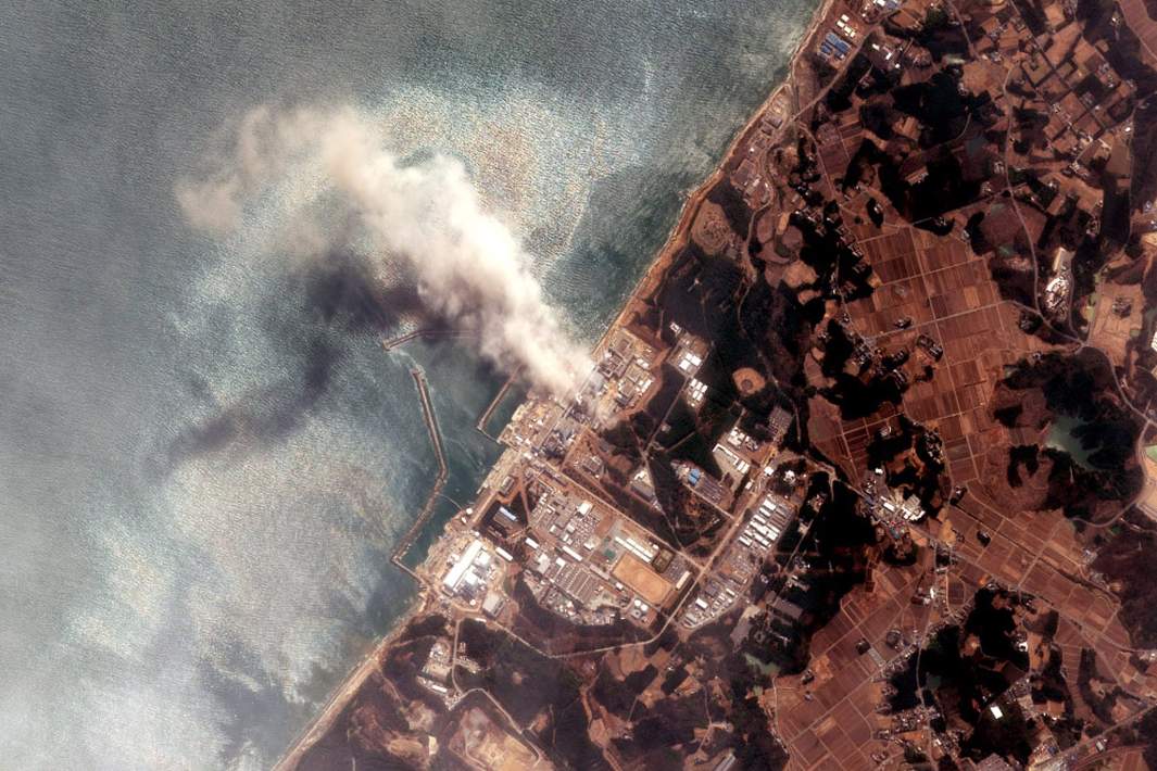 Спутниковый снимок АЭС Фукусима-1 после мощного землетрясения и последующего цунами 14 марта 2011 года