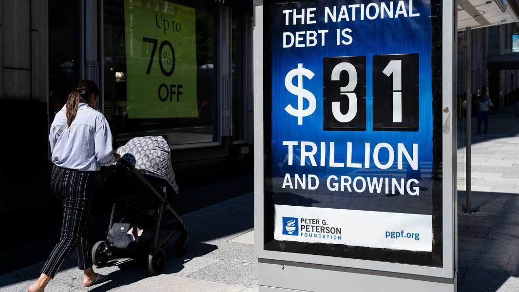 плакат с сумой госдолга