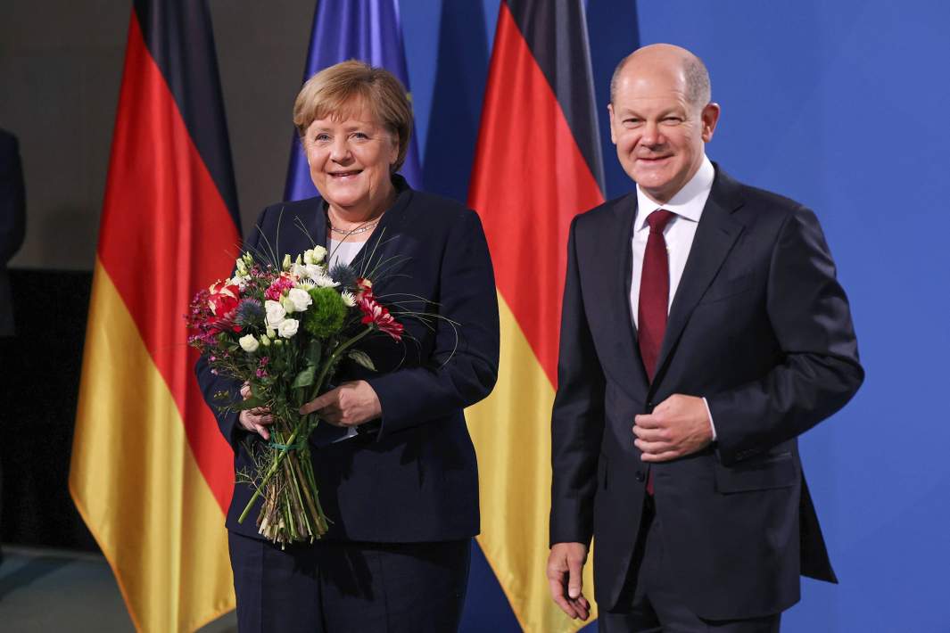 Канцлер Германии Олаф Шольц (справа) и бывший канцлер Германии Ангела Меркель