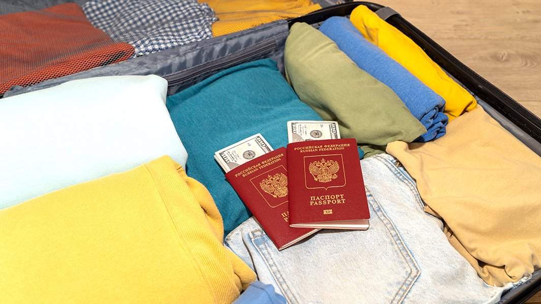 Доллары с российскими паспортами