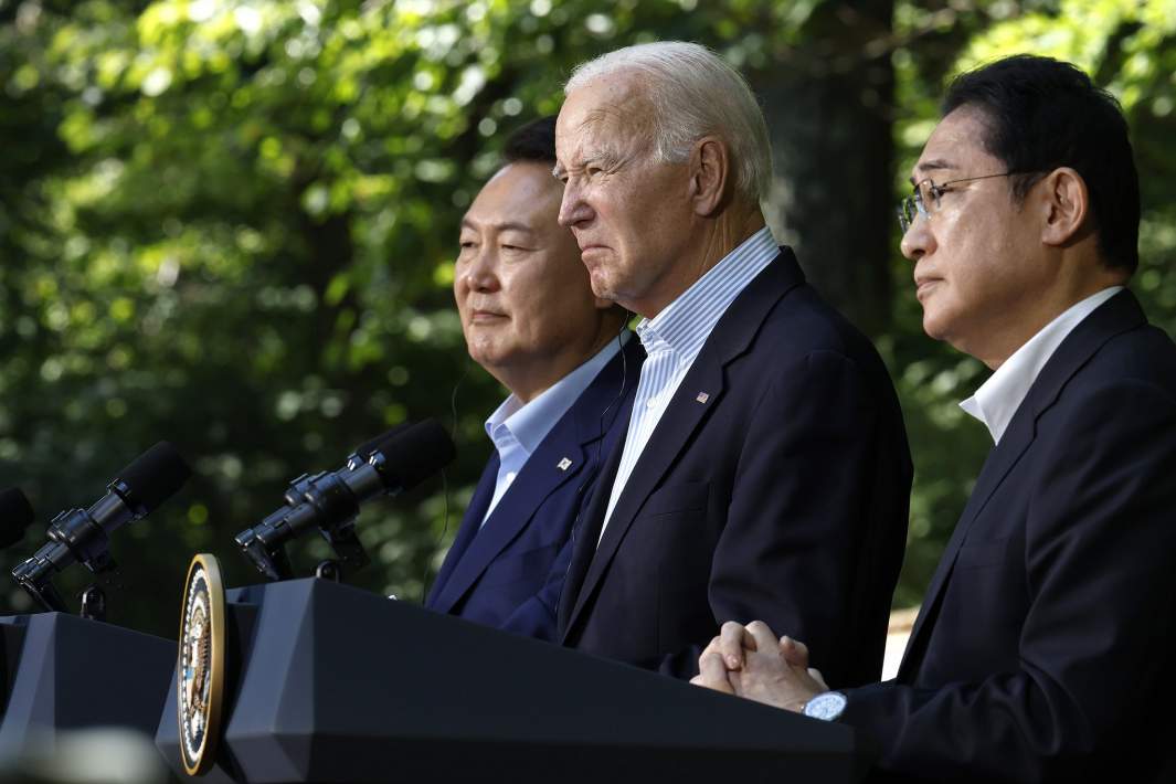 Президент Кореи Юн Сок Ёль, президент США Джо Байден и премьер-министр Японии Кишида Фумио на совместной пресс-конференции после трехсторонних переговоров в Кэмп-Дэвиде, 18 августа 2023 года