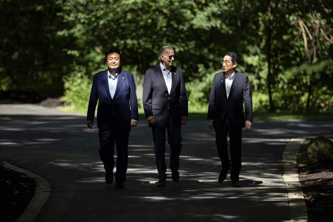 Президент Кореи Юн Сок Ёль, президент США Джо Байден и премьер-министр Японии Кишида Фумио прибывают на совместную пресс-конференцию после трехсторонних переговоров в Кэмп-Дэвиде, 18 августа 2023 года