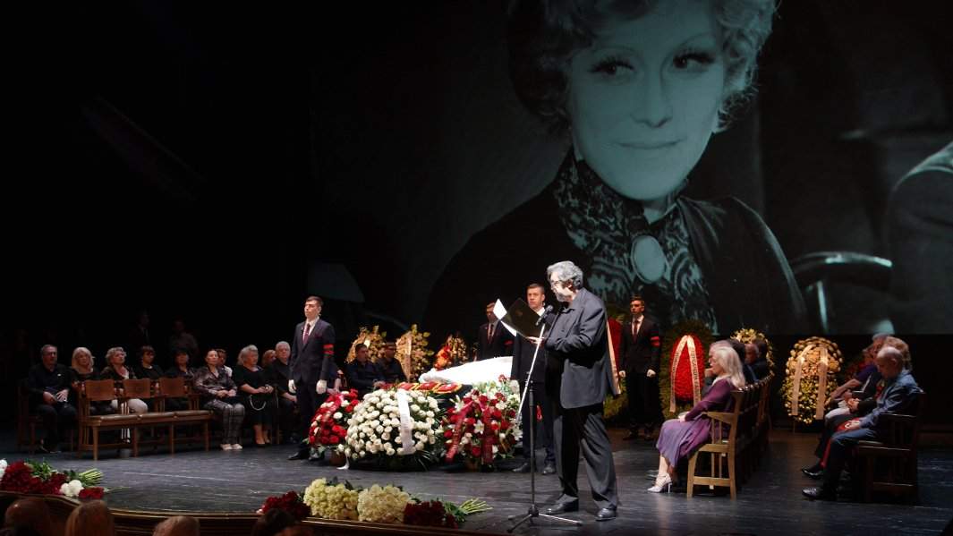 Ректор Школы-студии МХАТ Игорь Золотовицкий на церемонии прощания с актрисой Ириной Мирошниченко в МХТ им. А.П. Чехова