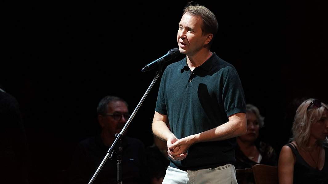 Актер Евгений Миронов на церемонии прощания с актрисой Ириной Мирошниченко в МХТ имени Чехова