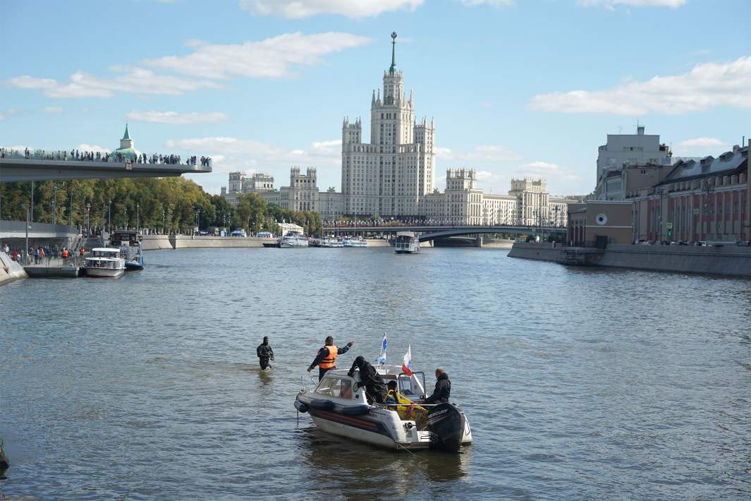 Оперативные службы в районе парка «Зарядье», где в Москве-реке обнаружены тела погибших диггеров