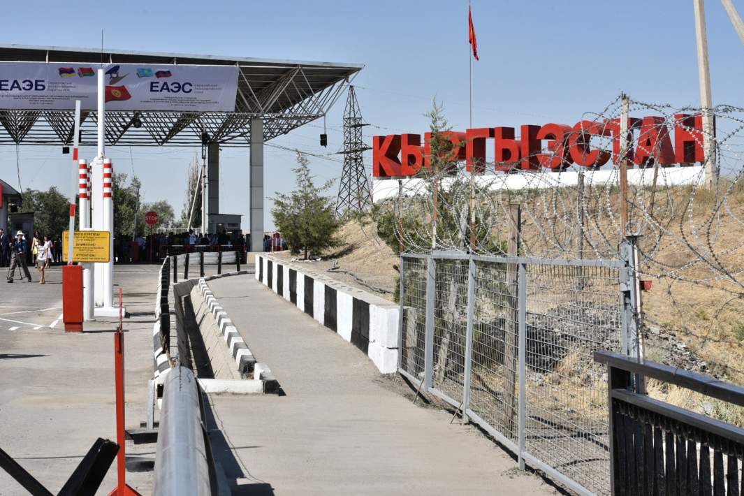 Контрольно-пропускной пункт «Ак-Жол» на границе Киргизии и Казахстана