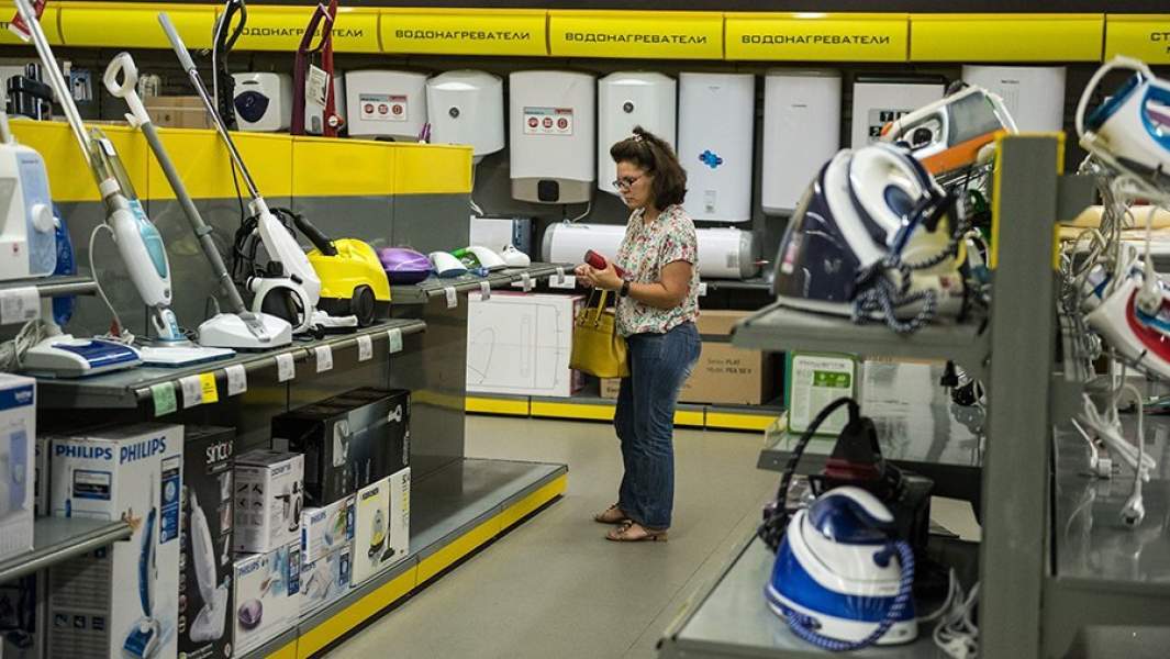 Покупательница в магазине бытовой техники