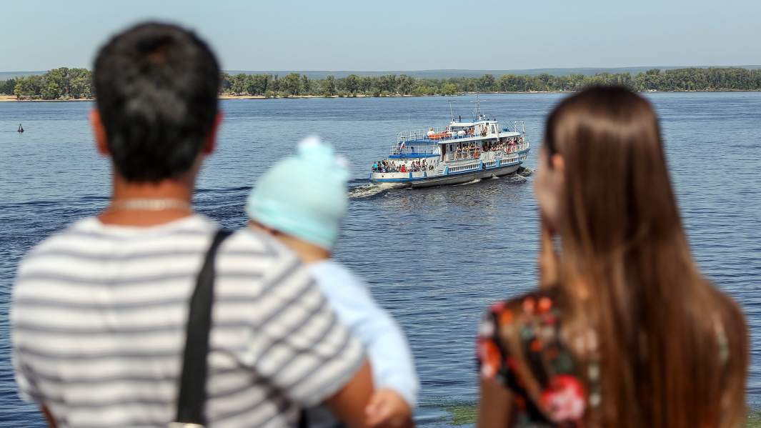  Молодые люди с ребенком на пристани речного вокзала в Самаре