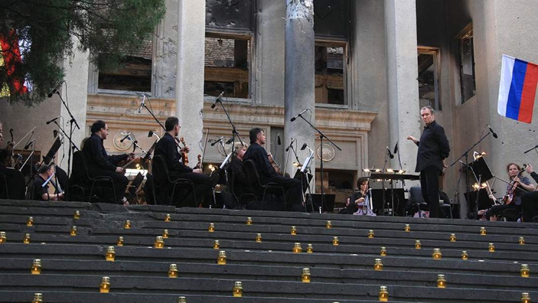 Концерт дирижера Валерия Гергиева и Мариинского симфонического оркестра, посвященный памяти погибших в Южной Осетии и тем, кто поднимает из руин город Цхинвал. 21 августа 2008 года
