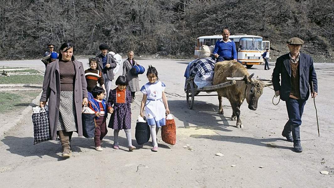 Жители Южной Осетии покидают родные места в результате грузино-осетинского конфликта в апреле 1991 года