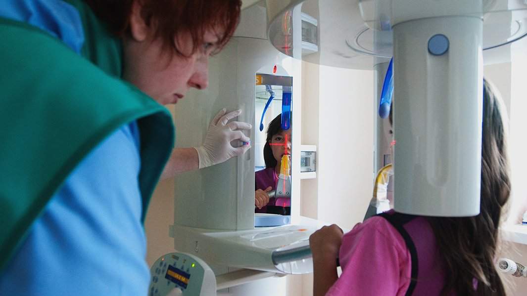 ребенку делают панорамный снимок челюсти