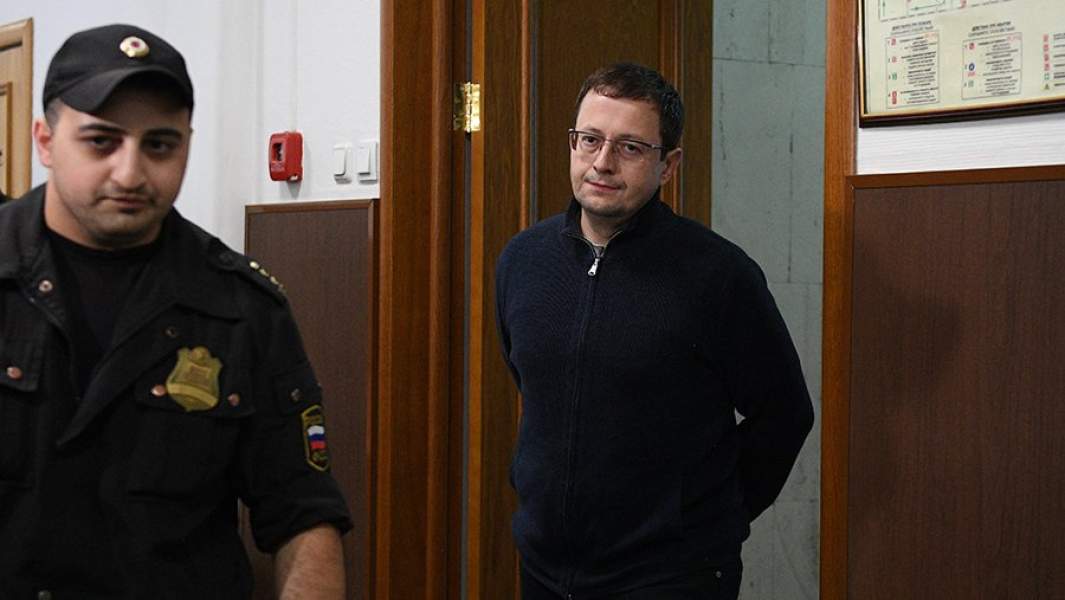 Экс-директор департамента развития бизнеса автодилера «Рольф» Анатолий Кайро в Басманном суде, задержанный по уголовному делу о выводе средств за рубеж по подложным документам