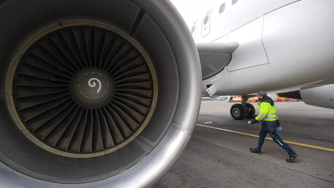 самолет аэропорт турбина