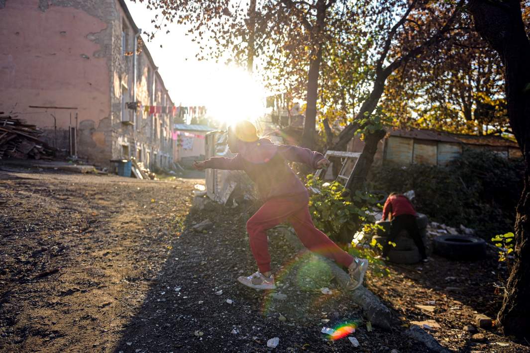 Дети в одном из дворов города Степанакерта в Нагорном Карабахе