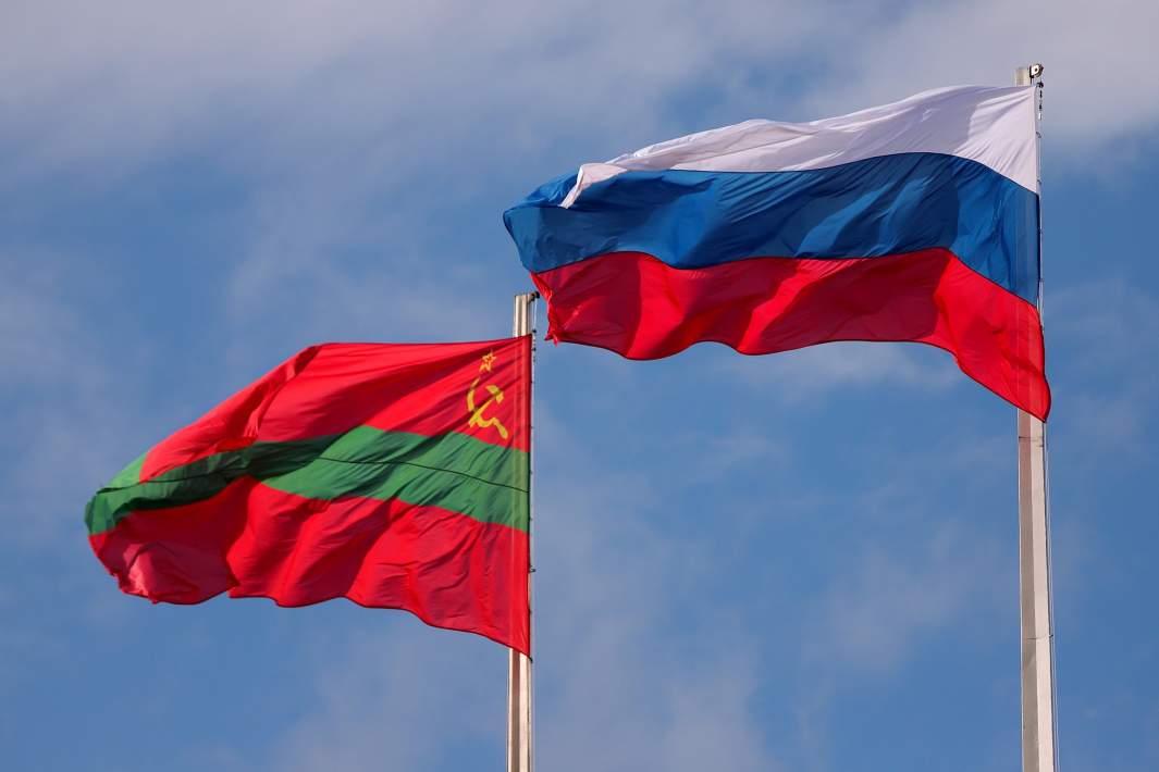 Российский флаг и флаг Приднестровья
