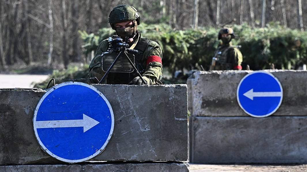 Военнослужащие десантных войск Белоруссии дежурят на КПП в Гомельской области