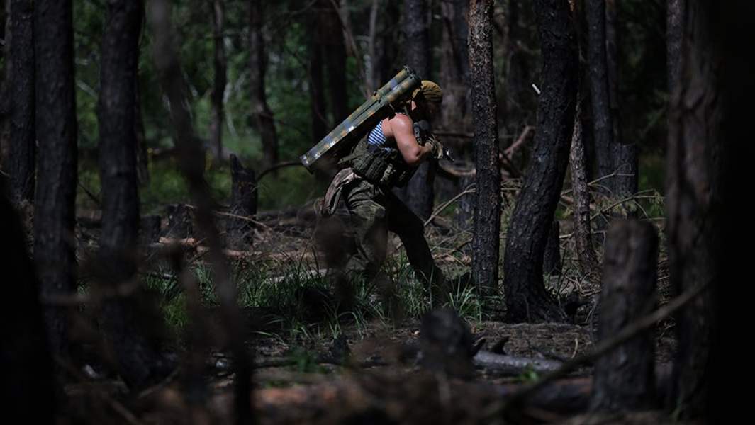 Un militar del pelotón de lanzallamas del Distrito Militar Central va a realizar una misión de combate en dirección a Krasnolimansky.