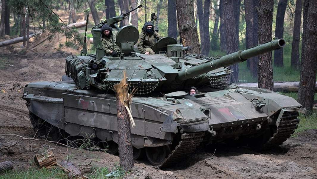 Las unidades Breakthrough del Tanque T-90M del Distrito Militar Central de las Fuerzas Armadas de la Federación Rusa regresan a su base después de completar una misión de combate.