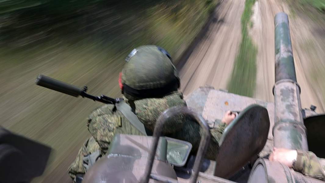 Самоходный миномет «Нона-СВК» выдвигается на огневую позицию на краснолиманском направлении