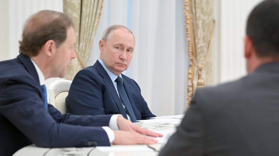 Президент РФ Владимир Путин на встрече с руководителями российских предприятий обрабатывающей промышленности. Слева - заместитель председателя правительства РФ - министр промышленности и торговли РФ Денис Мантуров