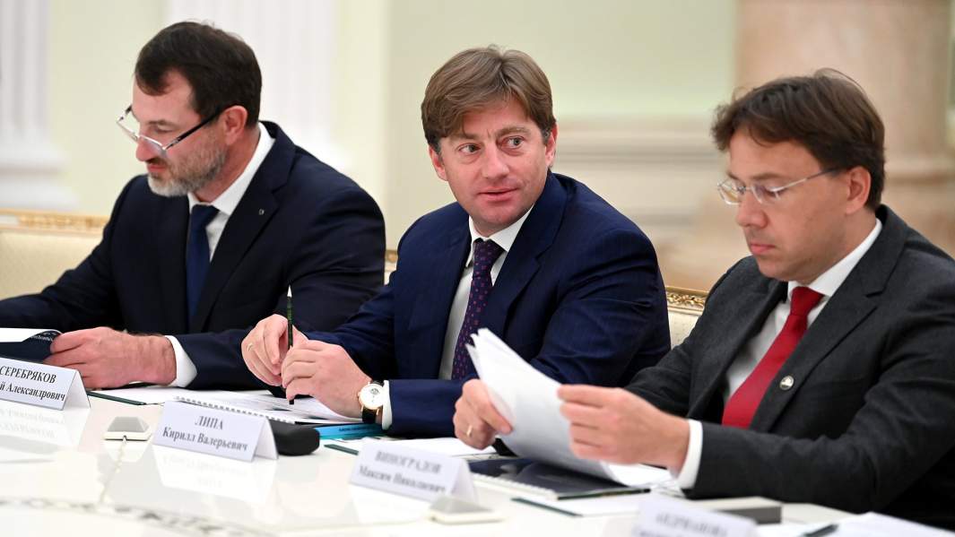 Генеральный директор ПАО «Кировский завод» Сергей Серебряков, генеральный директор АО «Трансмашхолдинг» Кирилл Липа и генеральный директор ООО «Катюша Принт» Максим Николаев (слева направо)