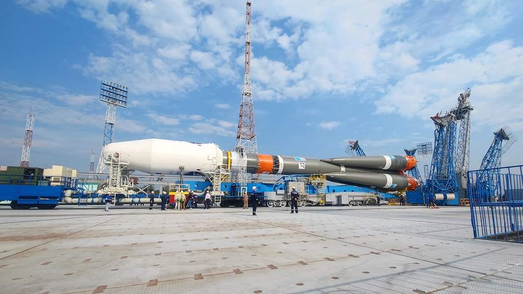 Установка ракеты «Союз-2.1б» с автоматической станцией «Луна-25» на стартовый комплекс космодрома Восточный