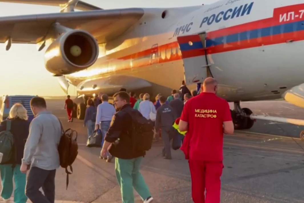 Самолет Ил-76ТД МЧС России готовится к вылету для санитарной эвакуации пострадавших в результате взрыва в здании автосервиса в Махачкале
