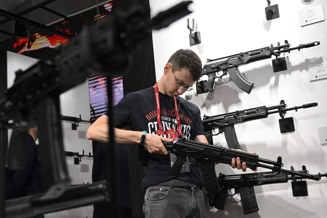 Посетитель с оружием у стенда концерна «Калашников» на выставке в рамках Международного военно-технического форума «Армия-2023» в конгрессно-выставочном центре «Патриот»