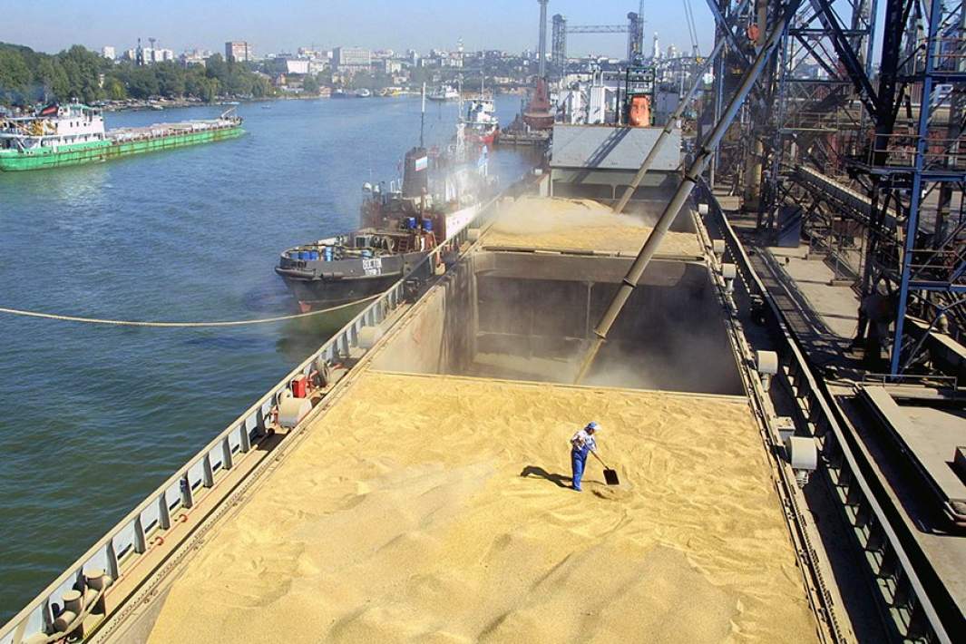  Погрузка экспортного зерна на суда у одного из причалов в дельте Дона