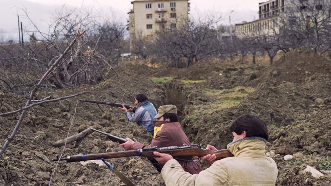 Защитники Цхинвала в окопах, которые вырыты вокруг города. Декабрь 1991 года