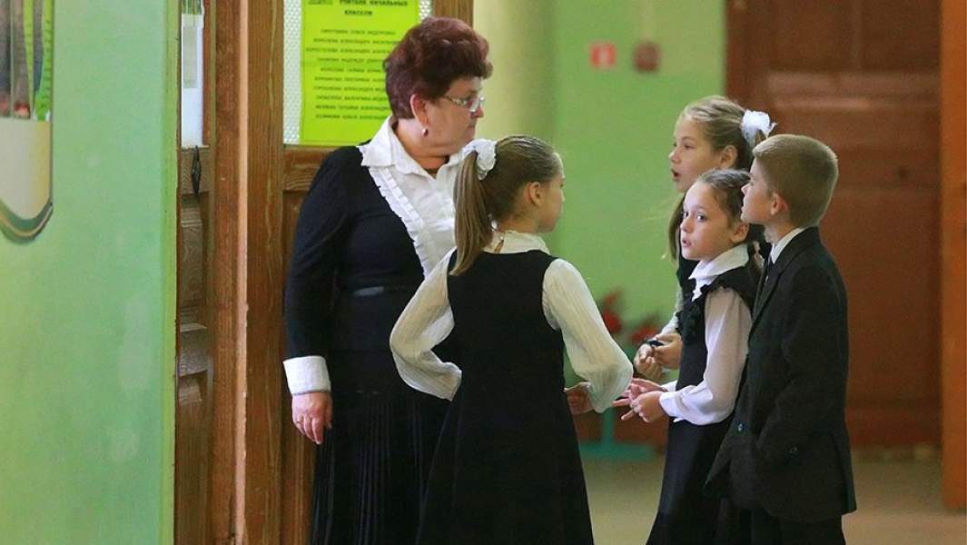 Ученики школы и учитель