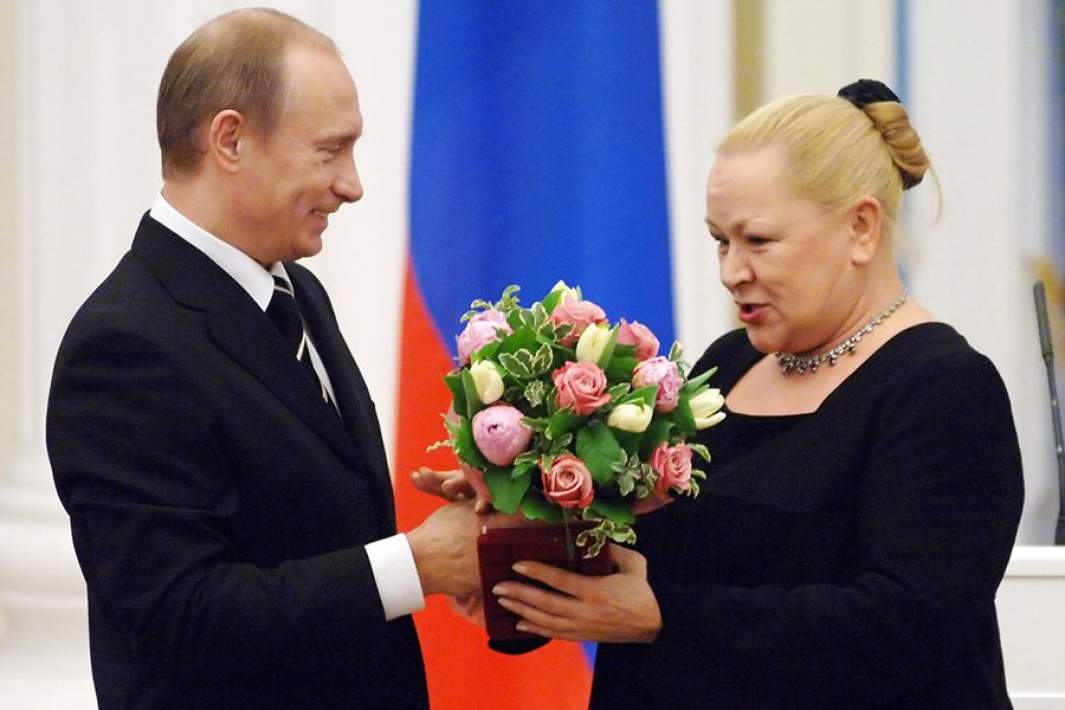 Президент РФ Владимир Путин присваивает звание народной артистки России актрисе Раисе Рязановой, 2005 год